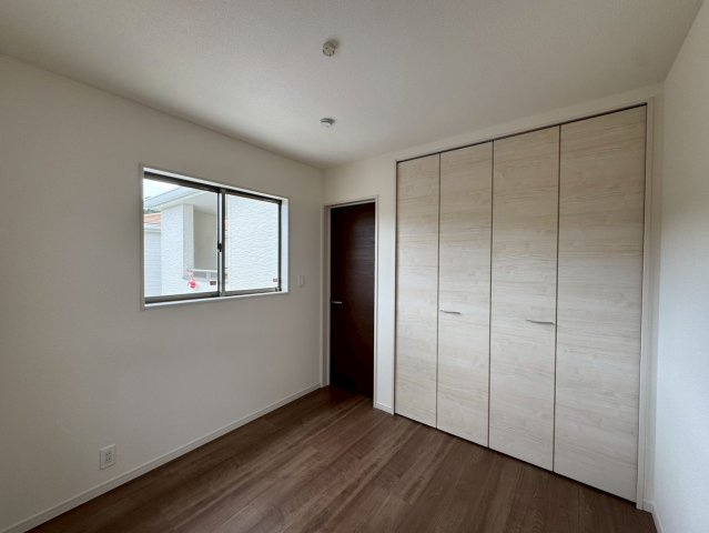 リーブルガーデン八重瀬町具志頭・１０号棟の洋室|２階洋室4.5帖・クローゼット収納付き