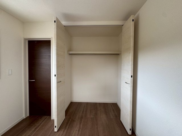 リーブルガーデン八重瀬町具志頭・１０号棟の収納|２階洋室4.5帖に設置されたクローゼット収納