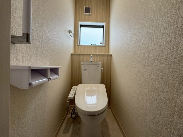 リーブルガーデン八重瀬町具志頭・１０号棟のトイレ|２階トイレ・換気窓＆手すり付き／洗浄便座