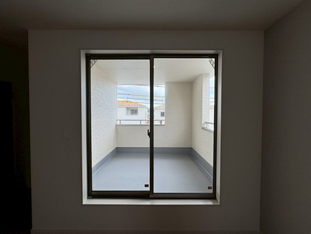 リーブルガーデン八重瀬町具志頭・１０号棟のバルコニー|２階主寝室8.75帖から出入りできるインナーバルコニー