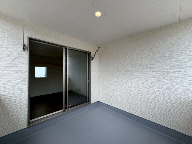 リーブルガーデン八重瀬町具志頭・１０号棟のバルコニー|２階主寝室８帖から出入りできる、様々な用途に使える広々インナーバルコニー