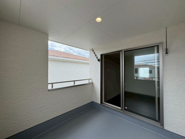 リーブルガーデン八重瀬町具志頭・１０号棟のバルコニー|２階主寝室８帖から出入りできる、様々な用途に使える広々インナーバルコニー