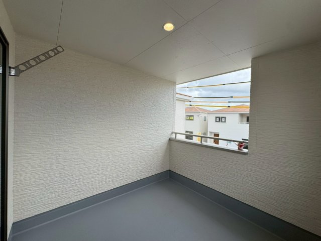 リーブルガーデン八重瀬町具志頭・１０号棟のバルコニー|急な雨も安心♪様々な用途に使える広々インナーバルコニー