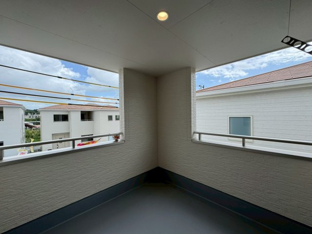 リーブルガーデン八重瀬町具志頭・１０号棟のバルコニー|急な雨も安心♪様々な用途に使える広々インナーバルコニー