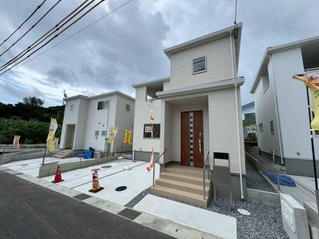 リーブルガーデン八重瀬町具志頭・１０号棟の外観|手すり付きの玄関アプローチ／カースペース側には屋外での水作業を快適にする立水栓◎