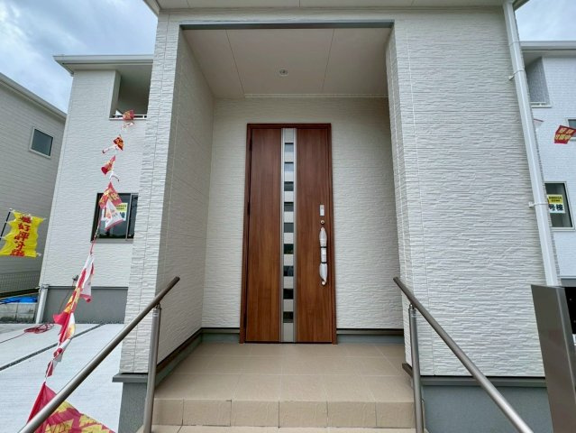 リーブルガーデン八重瀬町具志頭・１０号棟の玄関|屋根付きで置き配スペースも確保できる玄関ポーチ／人感センサー＆TVモニター付きインターフォン