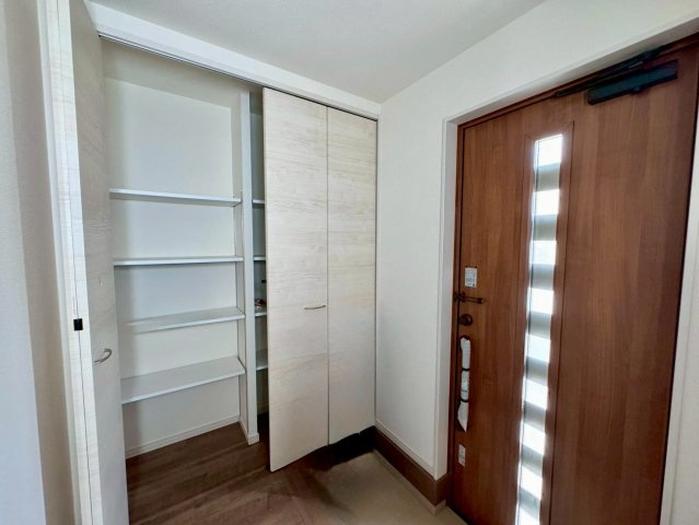 リーブルガーデン八重瀬町具志頭・１０号棟の収納|玄関には、可動式棚付きで大容量の天井高シューズクローゼット付き！