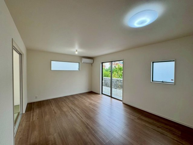 リーブルガーデン八重瀬町具志頭・１０号棟の居間・リビング|二面採光で明るく広々としたLDK16帖