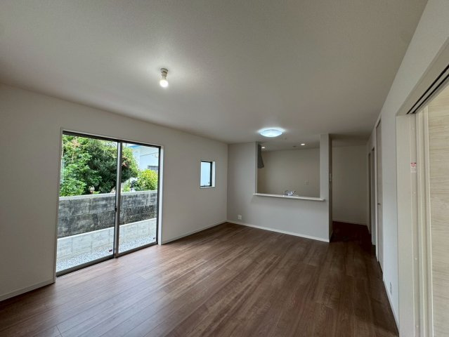 リーブルガーデン八重瀬町具志頭・１０号棟の居間・リビング|二面採光で明るく広々としたLDK16帖／会話の弾む対面式のシステムキッチン