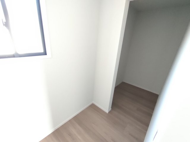 小山市城西　２期の収納|〇２号棟　ウォークインクローゼット+フリースペース〇
大容量なのでドレッサーを置いて朝の準備スペースにしても良いですね♪
※2025年12月撮影