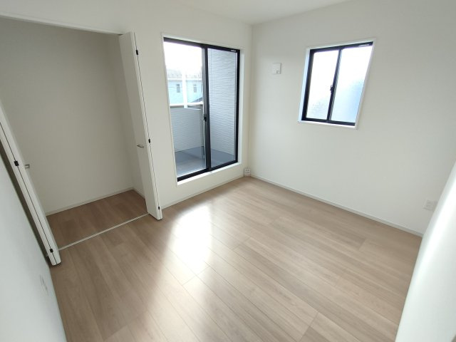 小山市城西　２期の洋室|〇２号棟　洋室　5.5帖〇
大きな窓で２階居室にもしっかりと陽ざしが届いて明るい室内♪バルコニーに面ししているのでお勉強の合間にバルコニーでリフレッシュできます（＾＾）
※2025年12月撮影