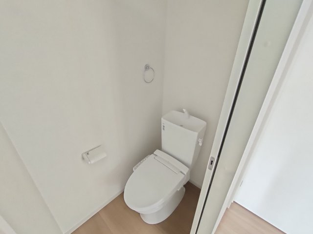 小山市城西　２期のトイレ|〇２号棟　トイレ〇
ウォシュレット付きトイレ。1.2階にトイレがあるので忙しい朝でも安心です♪
※2025年12月撮影