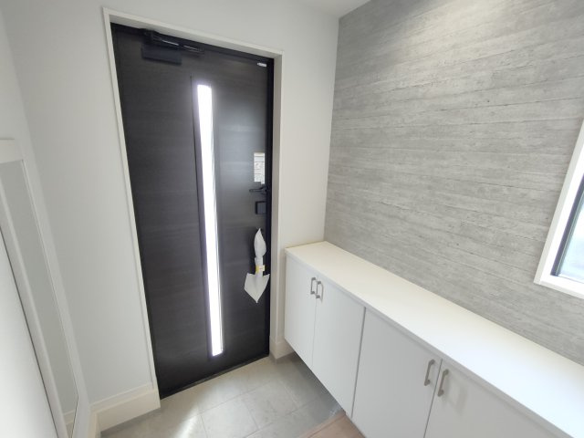 小山市城西　２期の玄関|〇２号棟　玄関〇
お家の顔にもなる明るい玄関。シューズボックスにご家族分の靴をしまうことができるので、いつでもスッキリ綺麗な玄関を保てます♪
※2025年12月撮影