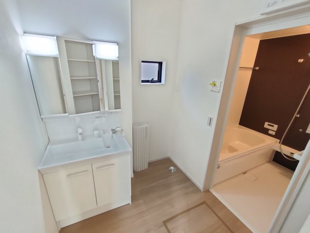 小山市城西　２期の独立洗面台|〇２号棟　洗面化粧台〇
三面鏡の洗面化粧台！お出かけ前のチェックにも大活躍！
※2025年12月撮影