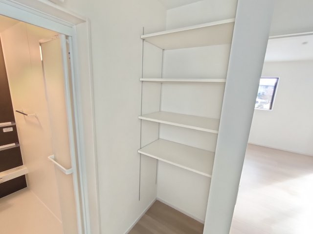 小山市城西　２期の収納|〇２号棟　リネンスペース〇
洗面所にはリネンスペースを設けました。タオルや着替えを置いておくことができます♪
※2025年12月撮影