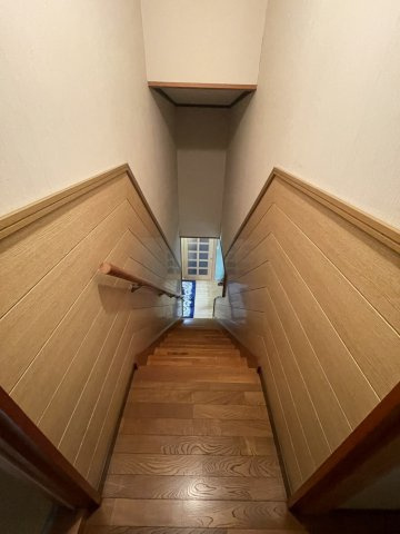 宇高4丁目　中古戸建の内装|上り下りのしやすい階段です（2階からの写真）
