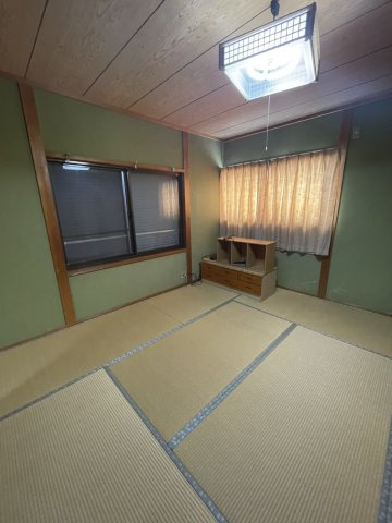 宇高4丁目　中古戸建の和室|2階の和室で小屋裏へもスムーズに出入りできます。