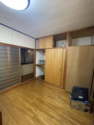 宇高4丁目　中古戸建の洋室|2階の洋室で小屋裏へもスムーズに出入りできます。