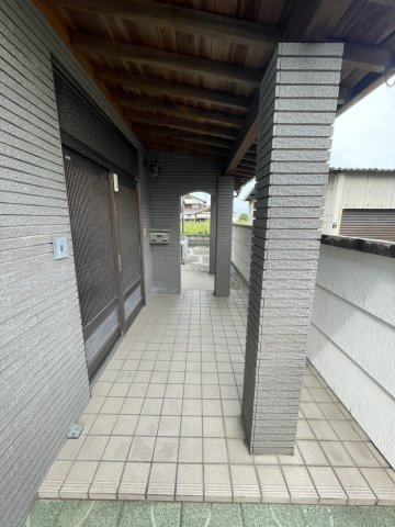 宇高4丁目　中古戸建のエントランス|玄関ポーチは、広々とし重厚感があります。