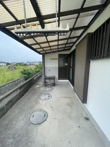 宇高4丁目　中古戸建のその他|外部の庇で洗濯物が沢山干せます。洗濯機スペースからの出入りもスムーズです。