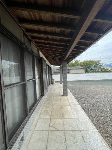 宇高4丁目　中古戸建の外観|南側の庇は軒が広く、お庭側の掃き出し窓も開口部分が広いです。