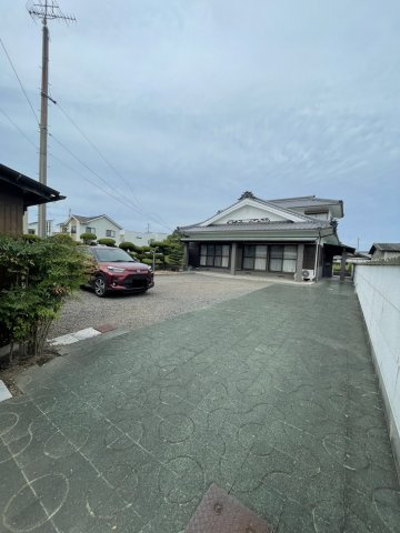 宇高4丁目　中古戸建の駐車場|駐車場スペースや庭は広くゆったりとしています