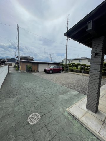 宇高4丁目　中古戸建の庭|駐車場スペースや庭は広くゆったりとしています