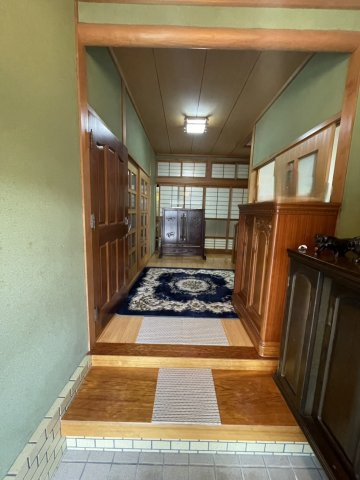 宇高4丁目　中古戸建の玄関|玄関は広々としたポーチ付きで、収納（物入）も豊富です。