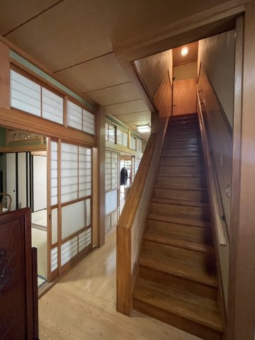 宇高4丁目　中古戸建の内装|段が低く、上り下りしやすいゆったりとして階段です。