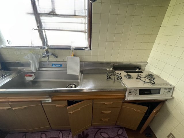 宇高4丁目　中古戸建のキッチン|広々としたキッチンで、料理もしやすく窓があるので明るいです。