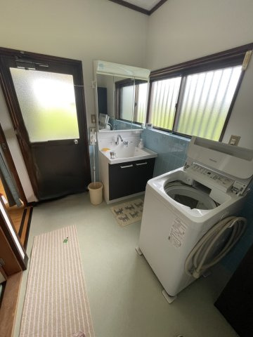 宇高4丁目　中古戸建の独立洗面台|朝の身支度には欠かせない独立洗面化粧台兼脱衣スペースです。