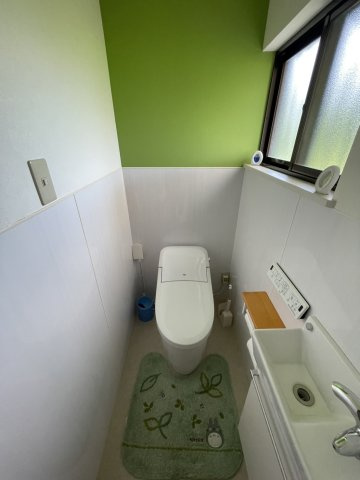 宇高4丁目　中古戸建のトイレ|水回りの動線もスムーズで、きれいな水洗トイレです。