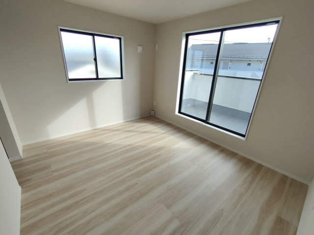 小山市城西　２期の洋室|〇３号棟　洋室　8.8帖〇
バルコニー面するクローゼット付き主寝室。バルコニーへ出入りすることが出来るのでお布団を干す際にとても便利です♪
※2025年12月撮影