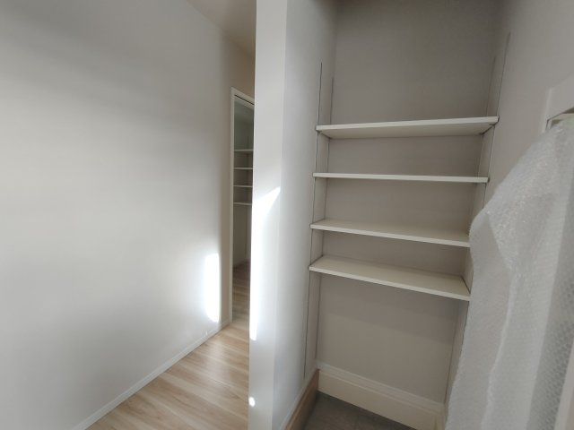 小山市城西　２期の収納|〇３号棟　玄関収納〇
可動棚付きの玄関収納♪季節物の長いブーツもスッキリ収納できます。土間空間なので、ベビーカーやアウトドアグッツなども収納することができます（＾＾）
※2025年12月撮影