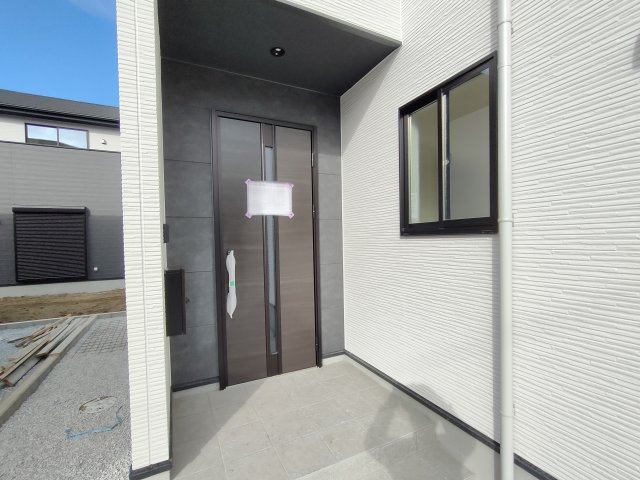 小山市城西　２期の玄関|〇３号棟　玄関〇
玄関前が屋根になっておりますので、降雨時も急ぐ必要がありません♪
※2025年12月撮影
