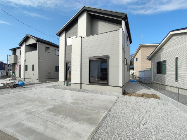 小山市城西　２期の外観|〇２号棟〇
広々主寝室10.5帖！家族のコミュニケーションが増えるリビング階段のある間取りです♪
※2025年10月撮影