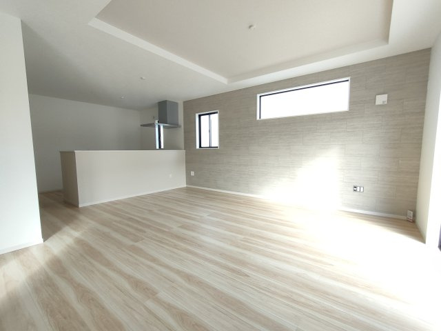 小山市城西　２期の居間・リビング|〇３号棟　リビング〇
広々18帖のリビングです。窓から明るい日差しが差し込みます♪
※2025年12月撮影