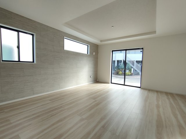 小山市城西　２期の居間・リビング|〇３号棟　リビング〇
落ち着きのある木目調のリビング。折り上げ天井で部屋全体に開放感が生まれます（＾＾）
※2025年12月撮影