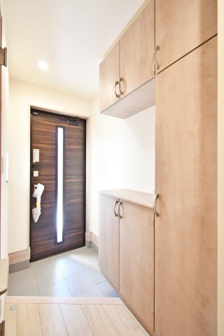 伊奈町栄四丁目76番全1棟の外観|カースペース2台駐車可能です。前面道路が6ｍと広いので、駐車が苦手な方も楽々駐車ができます◎南小学校まで徒歩5分なので、小さいお子様の通学も安心してお見送りできます！スーパーも徒歩5分です！