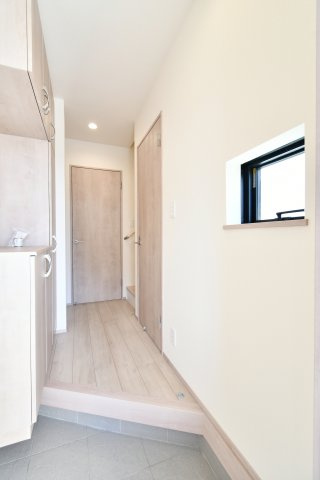 伊奈町栄四丁目76番全1棟の玄関