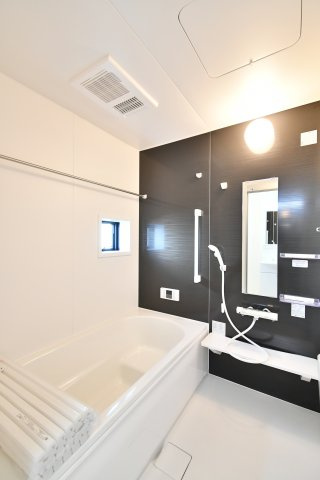 伊奈町栄四丁目76番全1棟の前面道路含む現地写真