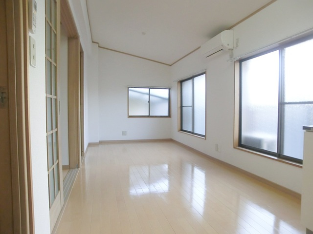 カーサ山本の居間・リビング|２面採光の明るいリビングです。