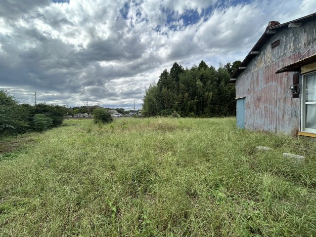 古屋付き広大な土地♪資材置き場などにいかがですかの庭