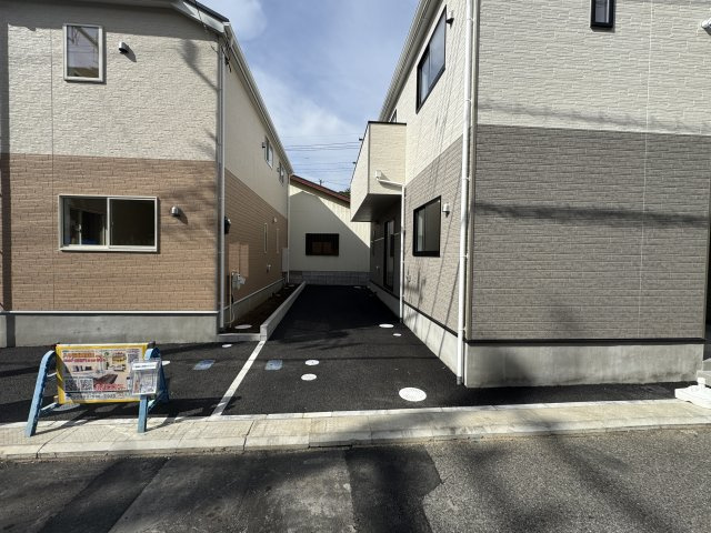 松戸市八ケ崎緑町新築戸建の前面道路含む現地写真|1号棟駐車スペース・縦列2台駐車可