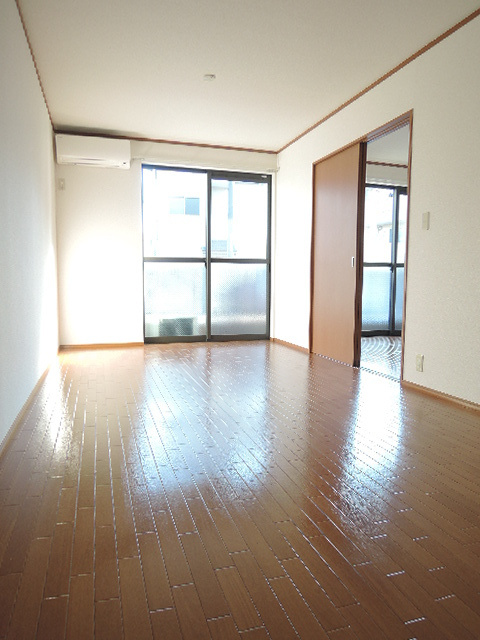 ＲＥＩＮＨＥＩＴの居間・リビング|南向きの明るいLDKは12.1帖あります♪