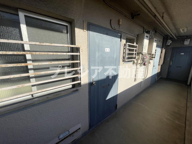 寿コーポの玄関