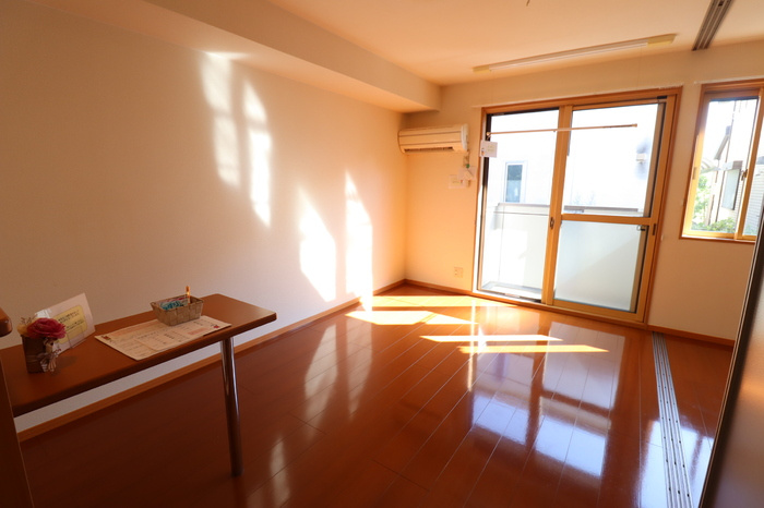 プレミールの内装|リビング全景（エアコン付）