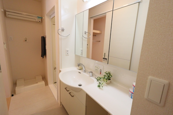 AIRY HILLS（エアリー ヒルズ） D棟の洗面所|大型洗髪洗面化粧台（三面鏡）