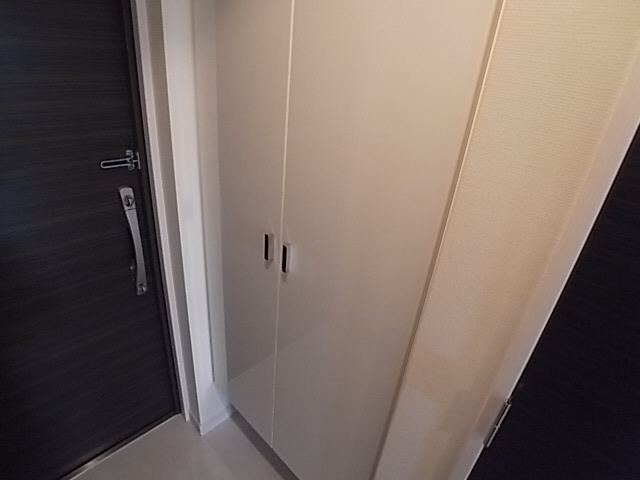 エスティ・ロアール神戸駅前の玄関