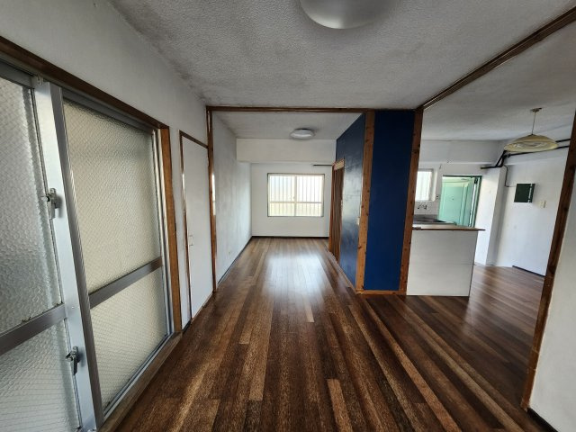 那覇市古波蔵２丁目のアパートの居間・リビング